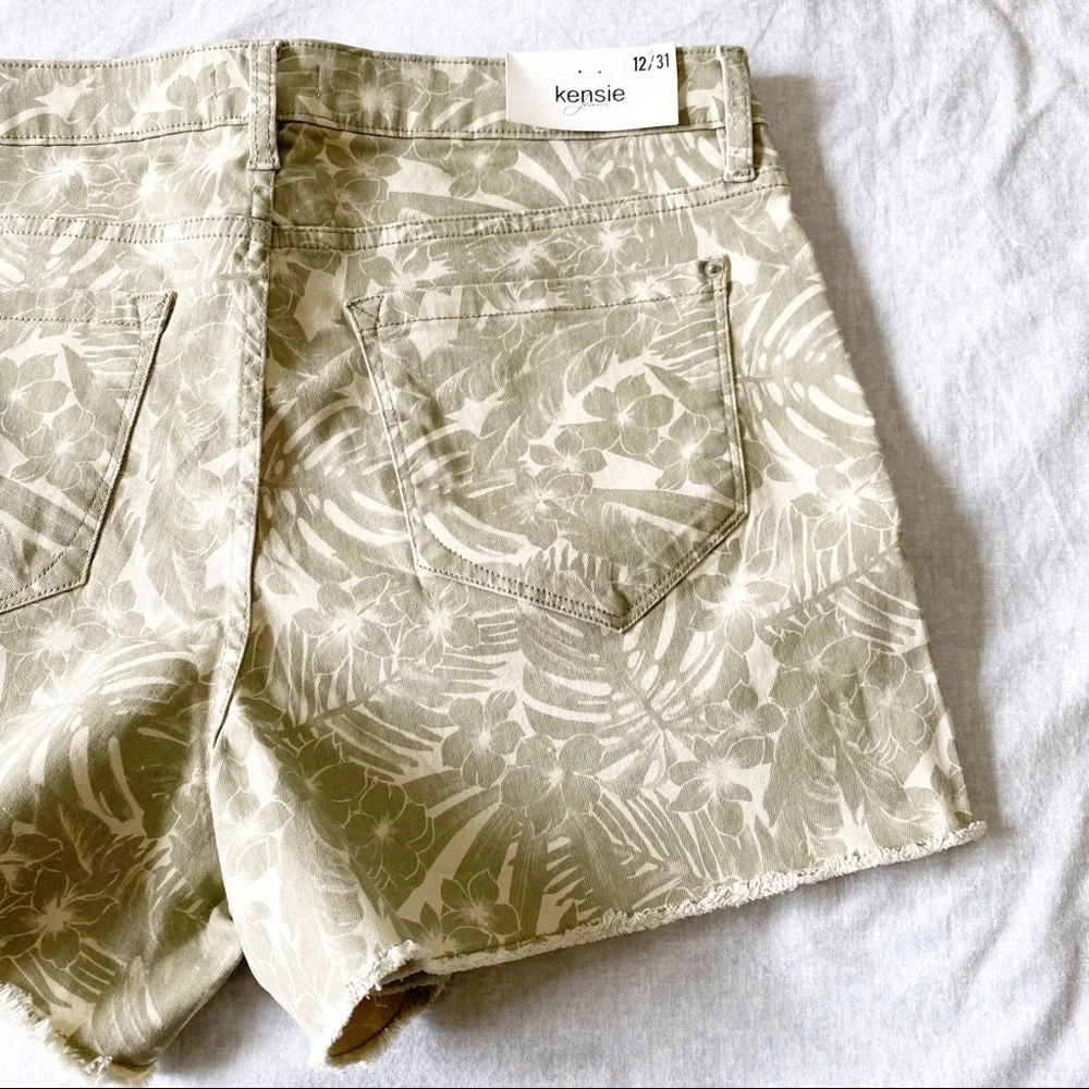 KENSIE Jean Shorts Light Sage Green Safari 12/31 NEW NWT - Picture 1 of 10